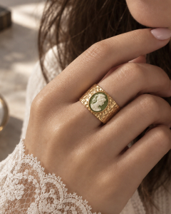 Preview: Damenring Gehämmert, Bandring Gold, Breiter Goldring Damen, Statement Ring, Barock Schmuck, Cameo Grün, Geburtstagsgeschenk, Gift for Her